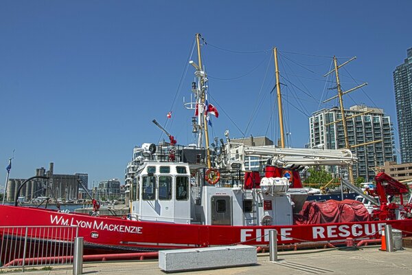 Statek strażacki na nabrzeżu w Toronto