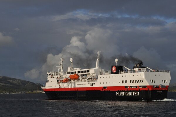 Nave da crociera briefing in mare