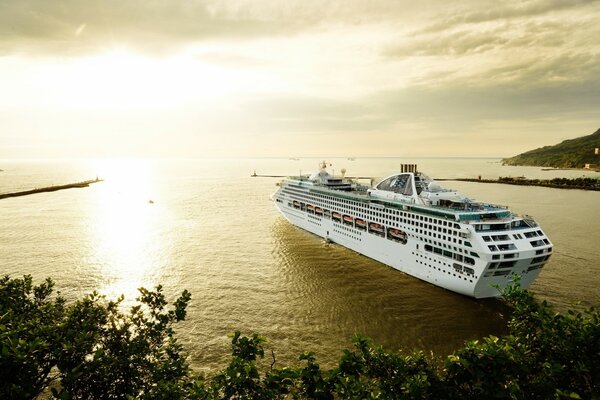 Un crucero sale a mar abierto