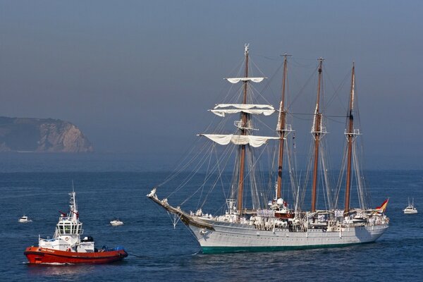 Barcos En la grandeza del océano marino