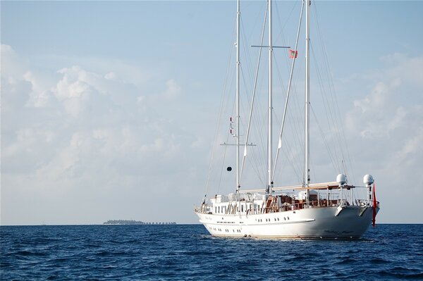 Bleu mer et blanc beau yacht