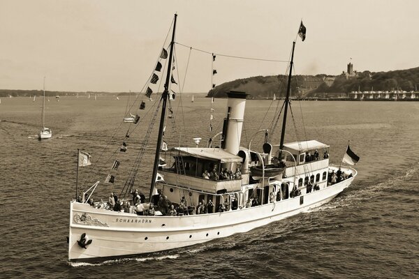 Schiff Dampfer auf dem Meer schwarz weiß