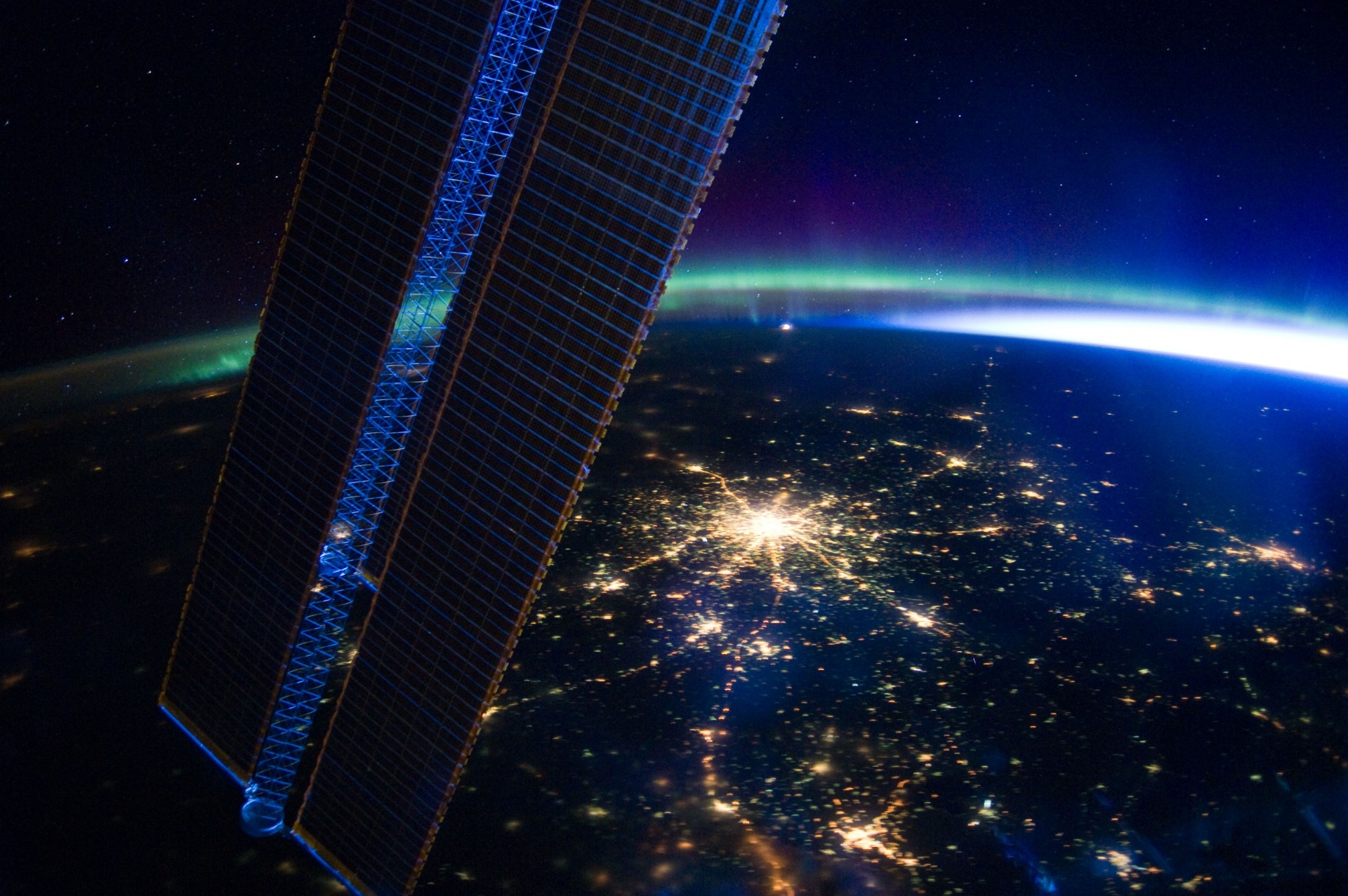 lumières aurores boréales iss moscou galaxie terre