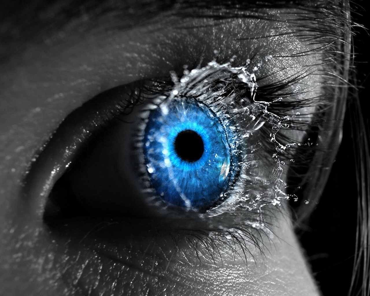 oeil splash bleu