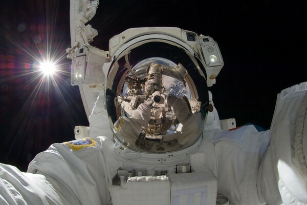 Astronaut im offenen Raum im Licht eines Sterns