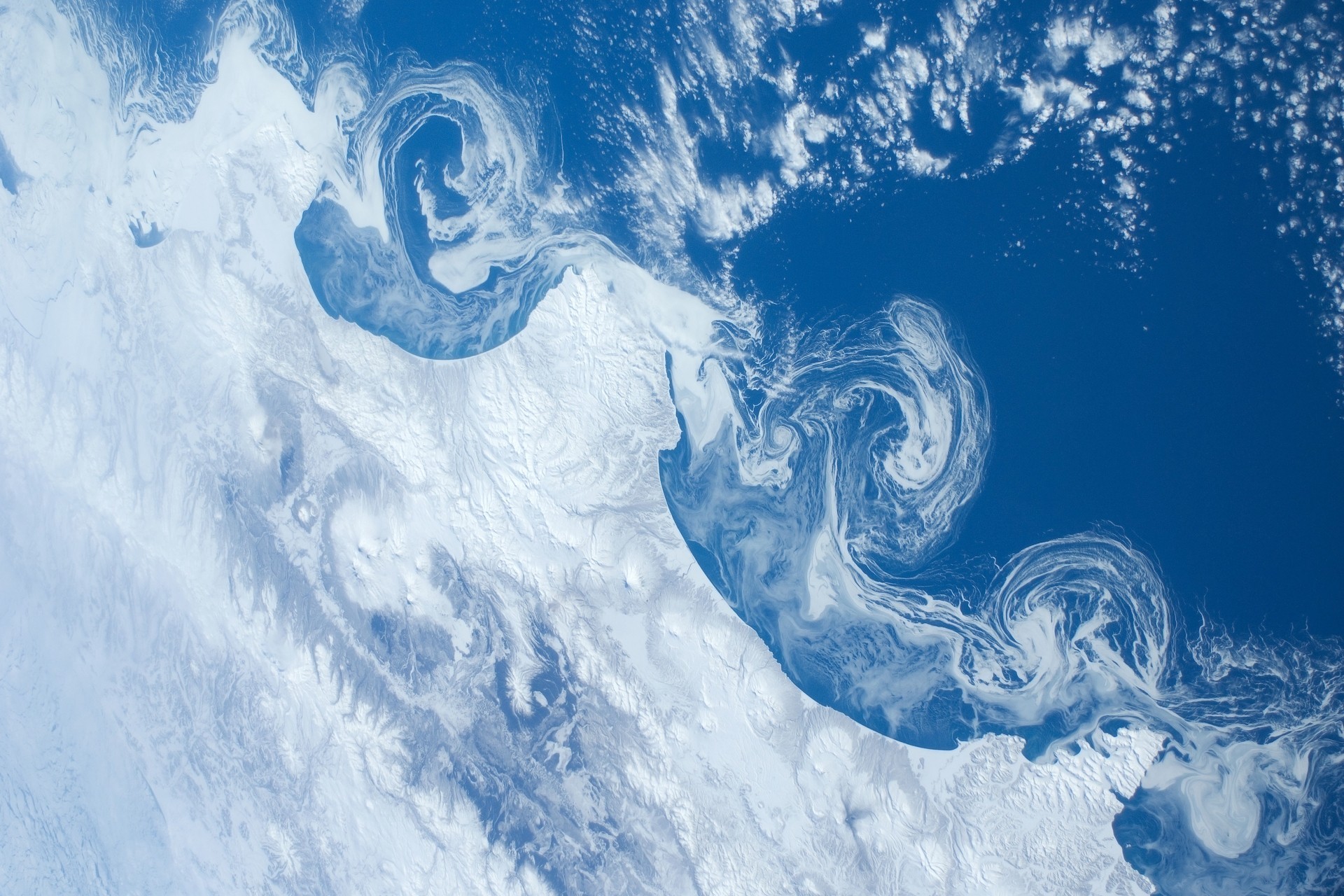 kamchatka océan neige terre vue de l espace volcans