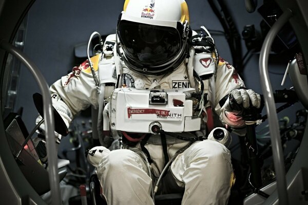 L astronauta supera le difficoltà sul simulatore a gravità zero