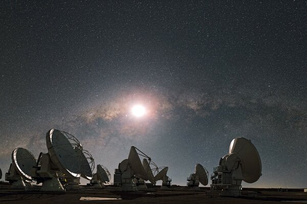 Vía láctea radiotelescopio noche luz