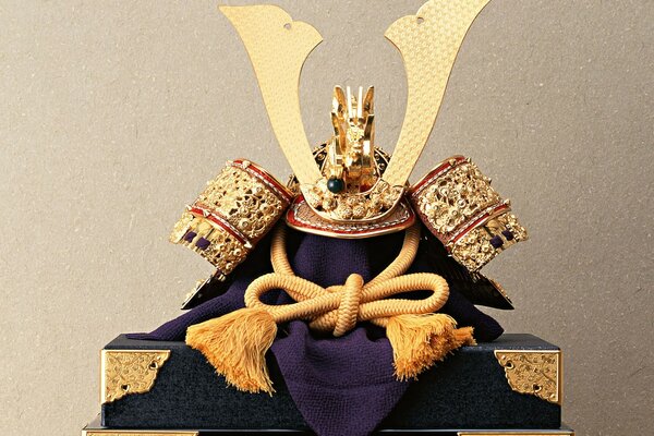 Samurai-Helm auf grauem Hintergrund