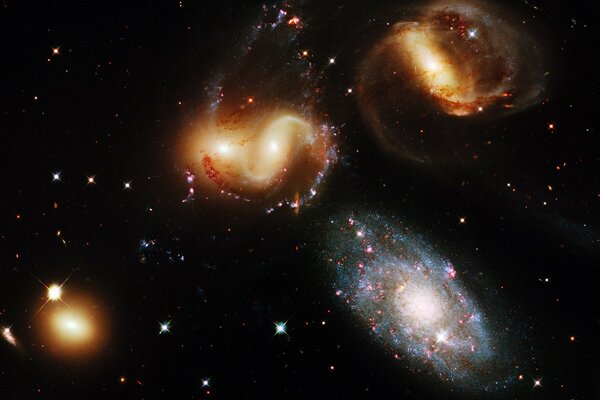 Un amas de galaxies dans l univers. Ciel étoilé