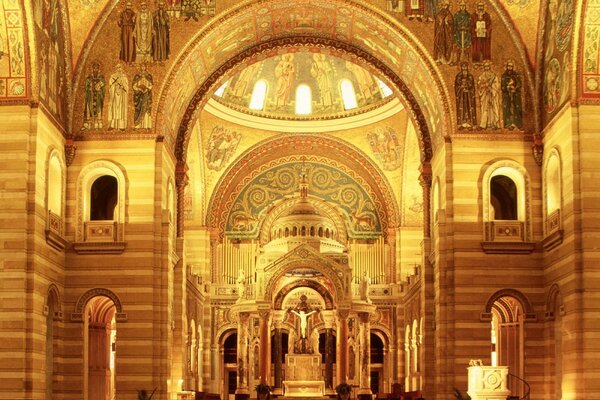 Церковь сент-луис изнутри в золотых цветах