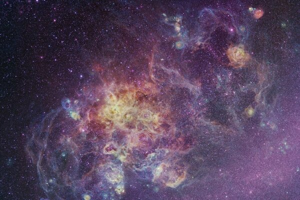 Una magnífica nebulosa en el espacio violeta