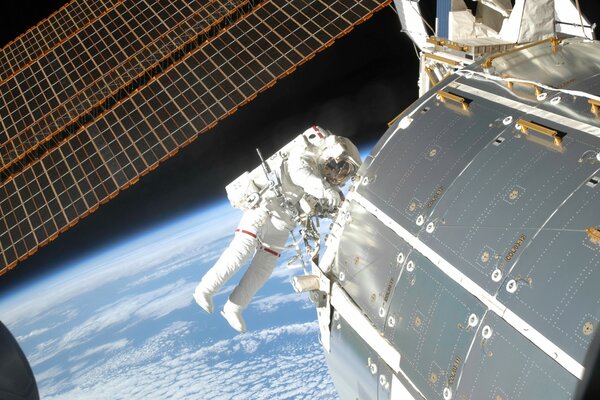 Astronauta se aferra a la nave espacial órbita de la tierra vista desde el planeta