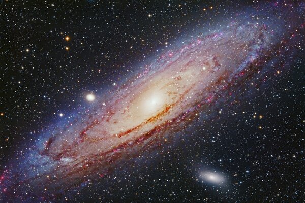 Vista de la galaxia M31 a escala espacial