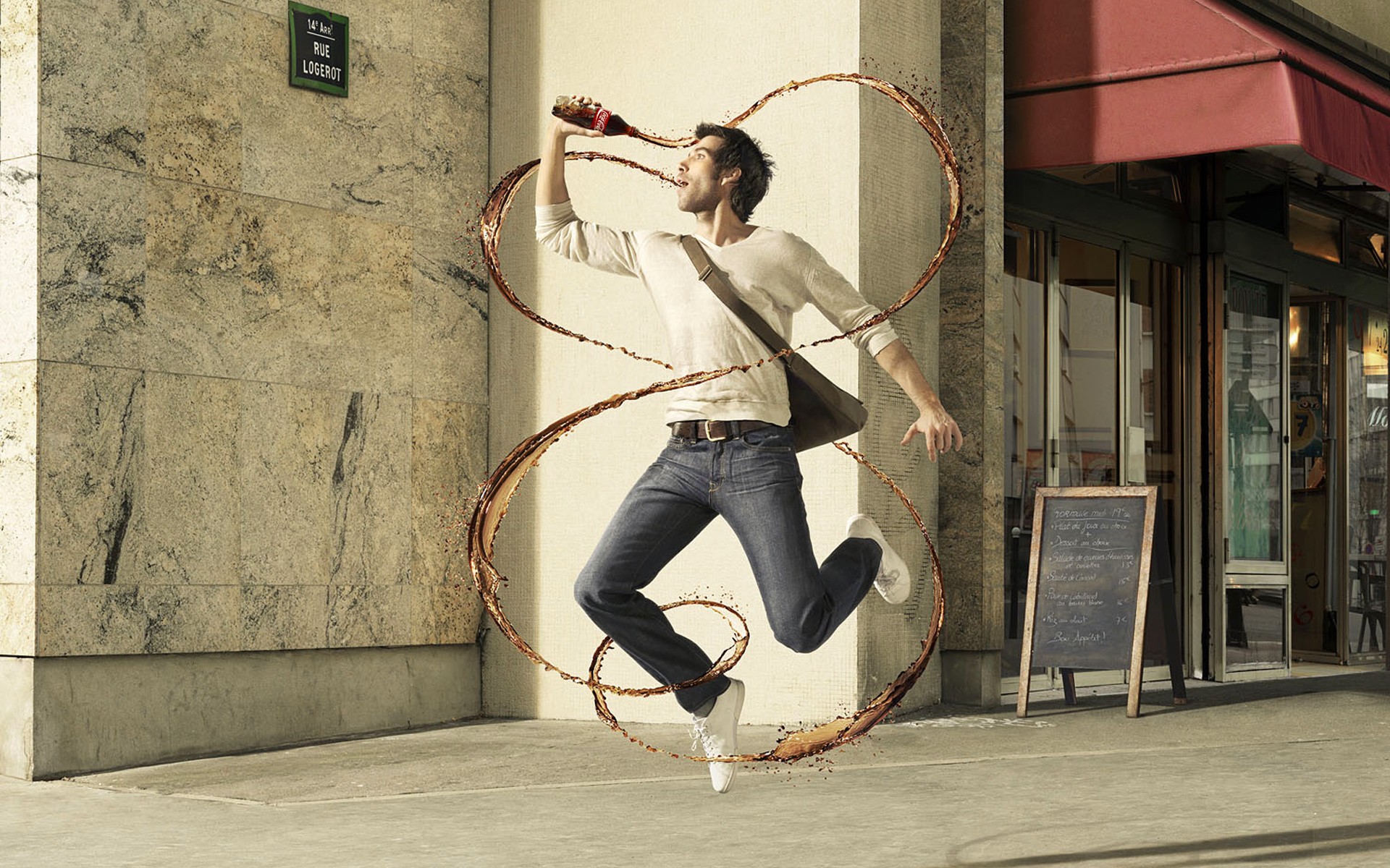 roman lauren romain laurent kreativ straße stadt kerl coca-cola flasche laufen jet humor