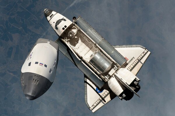 Lo Space Shuttle si libra nell atmosfera