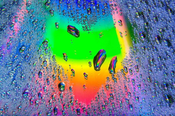 Regenbogenherz hinter Glas mit Tropfen