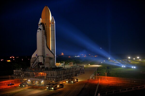 Préparation du cosmodrome pour le lancement de nuit