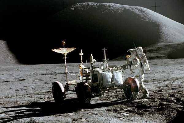 Луноход и космонавт на луне