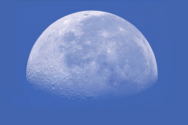 Niekompletny Księżyc na tle błękitnego nieba
