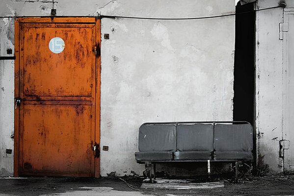 Boutique derrière les garages porte de la chaufferie