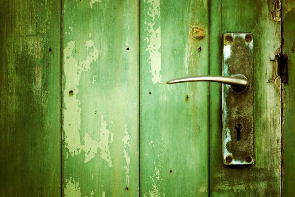 Vieille porte de panneau vert avec serrure de porte