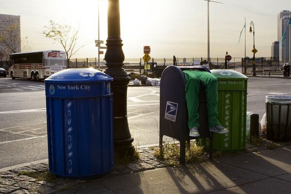 Turnschuhe in einem Müllcontainer in der New Yorker Straße