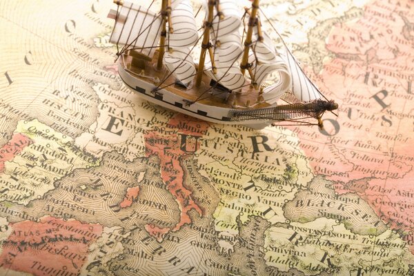 Mapa y barco aparecieron en Europa