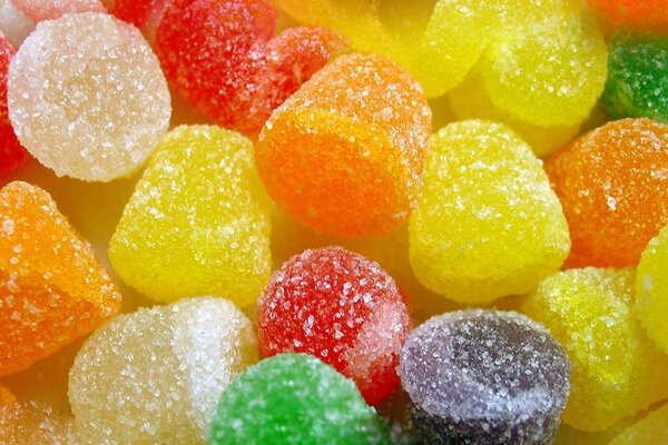 Много разноцветного мармелада в сахаре