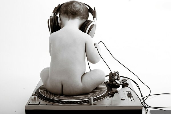 Enfant dans un casque sur une photo en noir et blanc