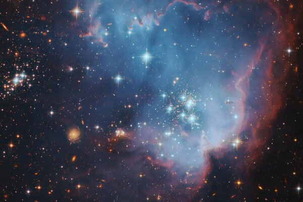 Ammasso di stelle con nebulosa in otennki blu-arancio