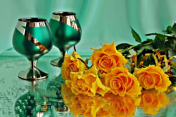 Fuchery i różowe róże na mokrym stole