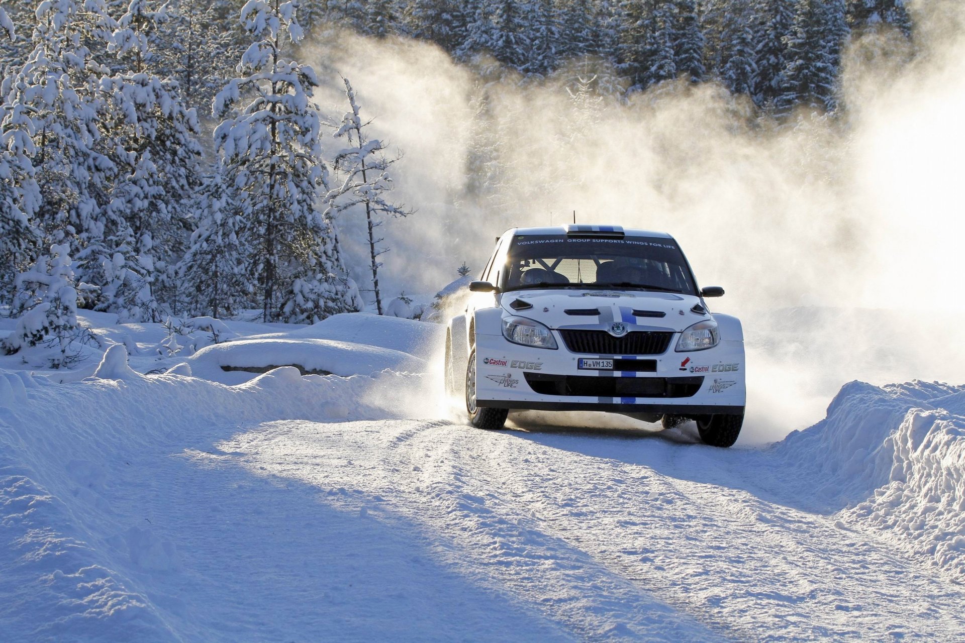 koda fabia rajd wrc samochód zima śnieg zakręt dzień rajd sport skoda