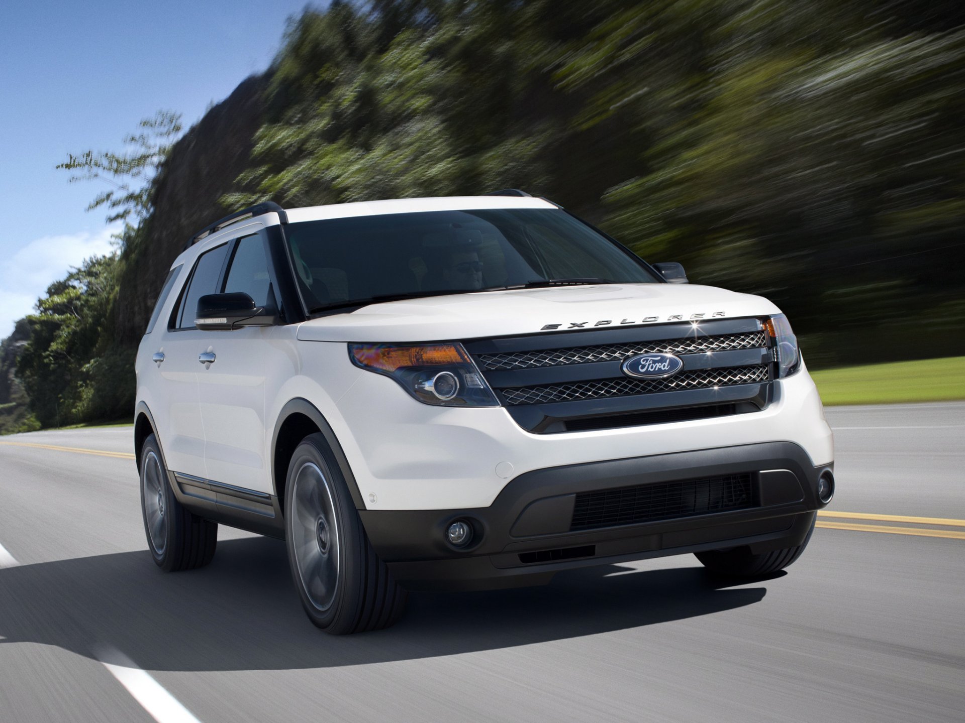 ford explorador deporte explorador jeep blanco frente carretera árboles cielo