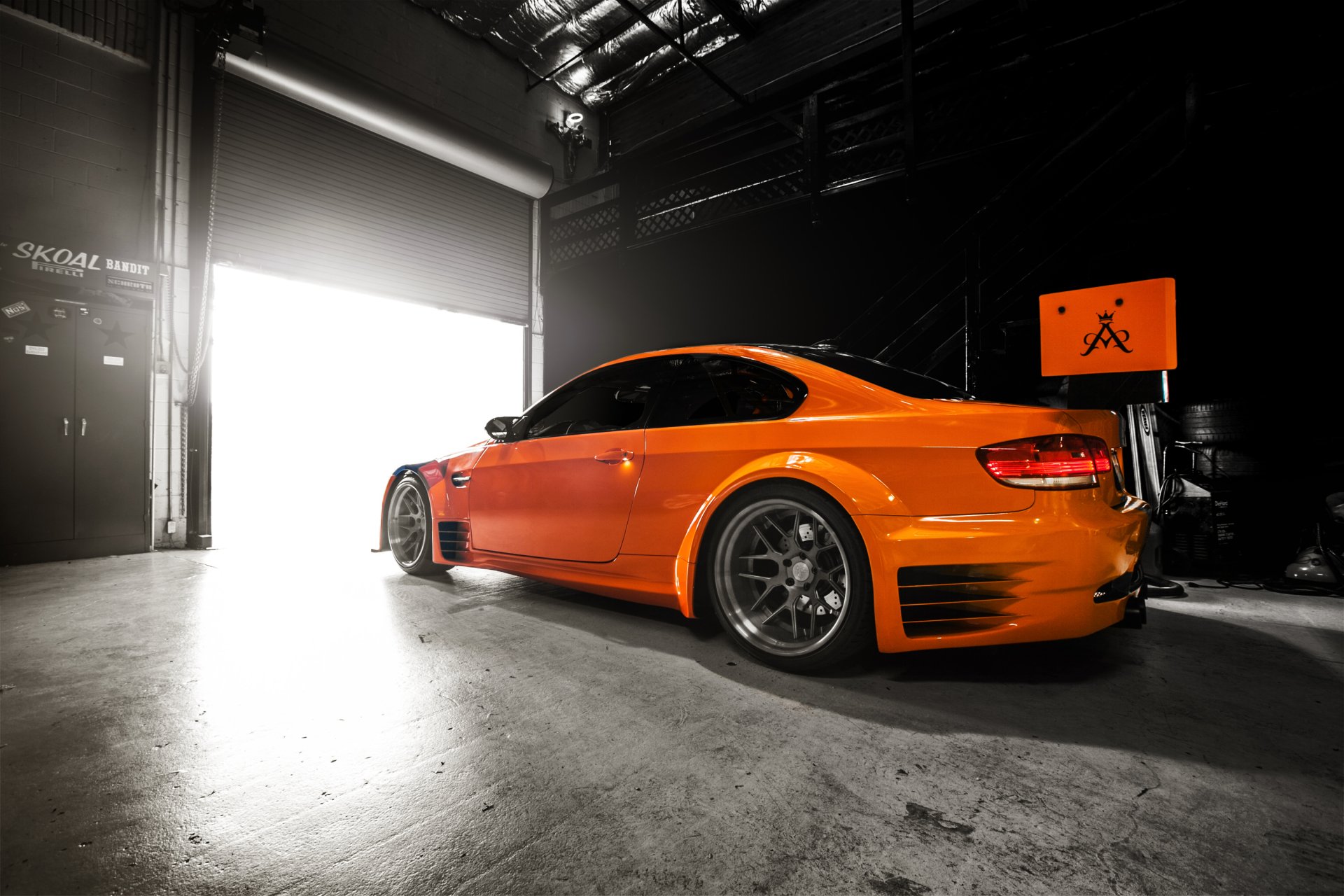 bmw gt2 e92 m3 orange garage lumière