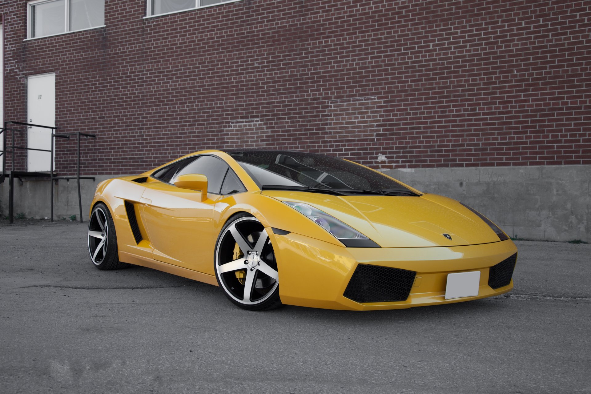 lamborghini gallardo lp560-4 yellow lamborghini gallardo side view wheels reflection building white door