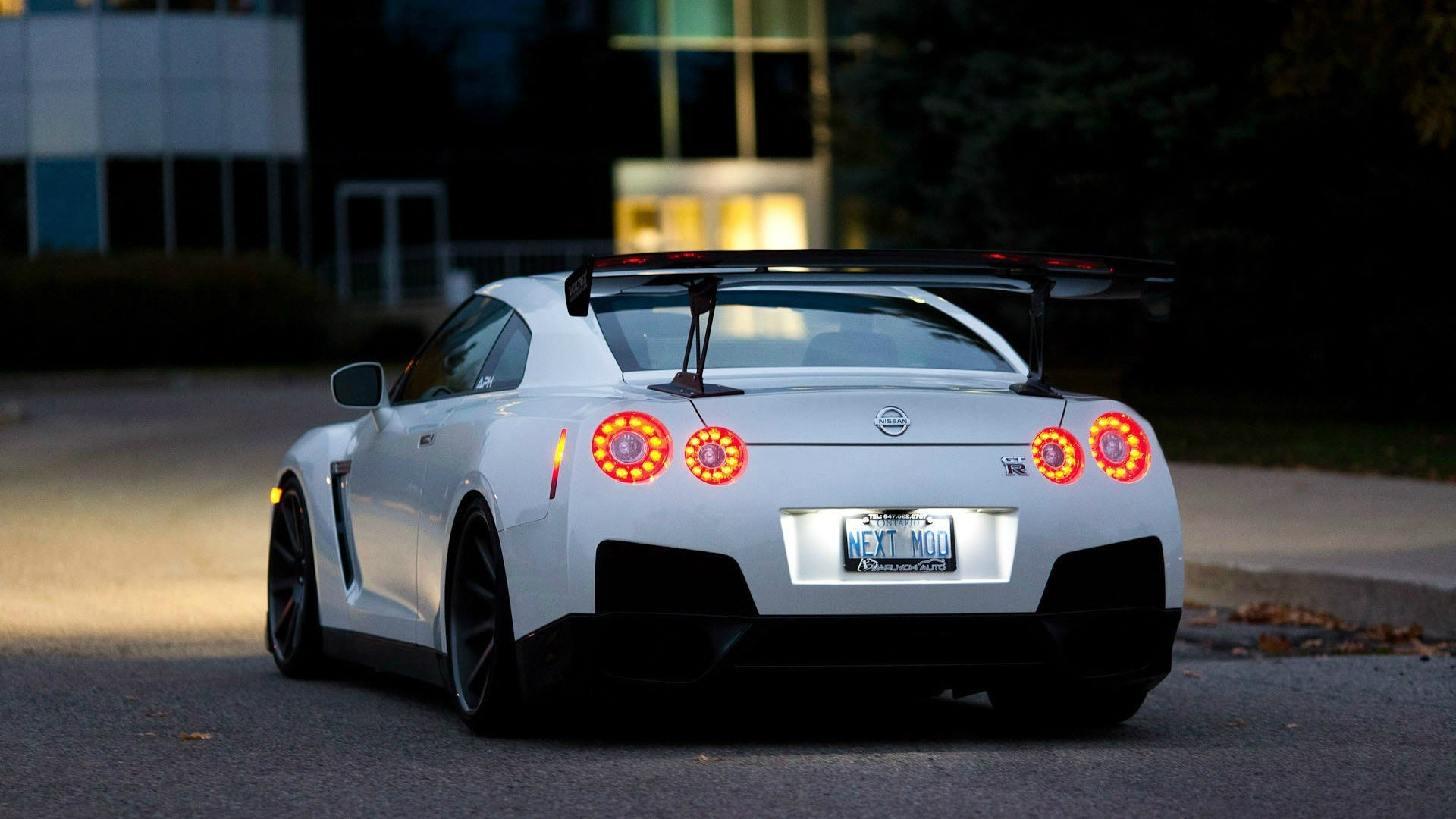 nissan gtr r35 blanc soir feux stop