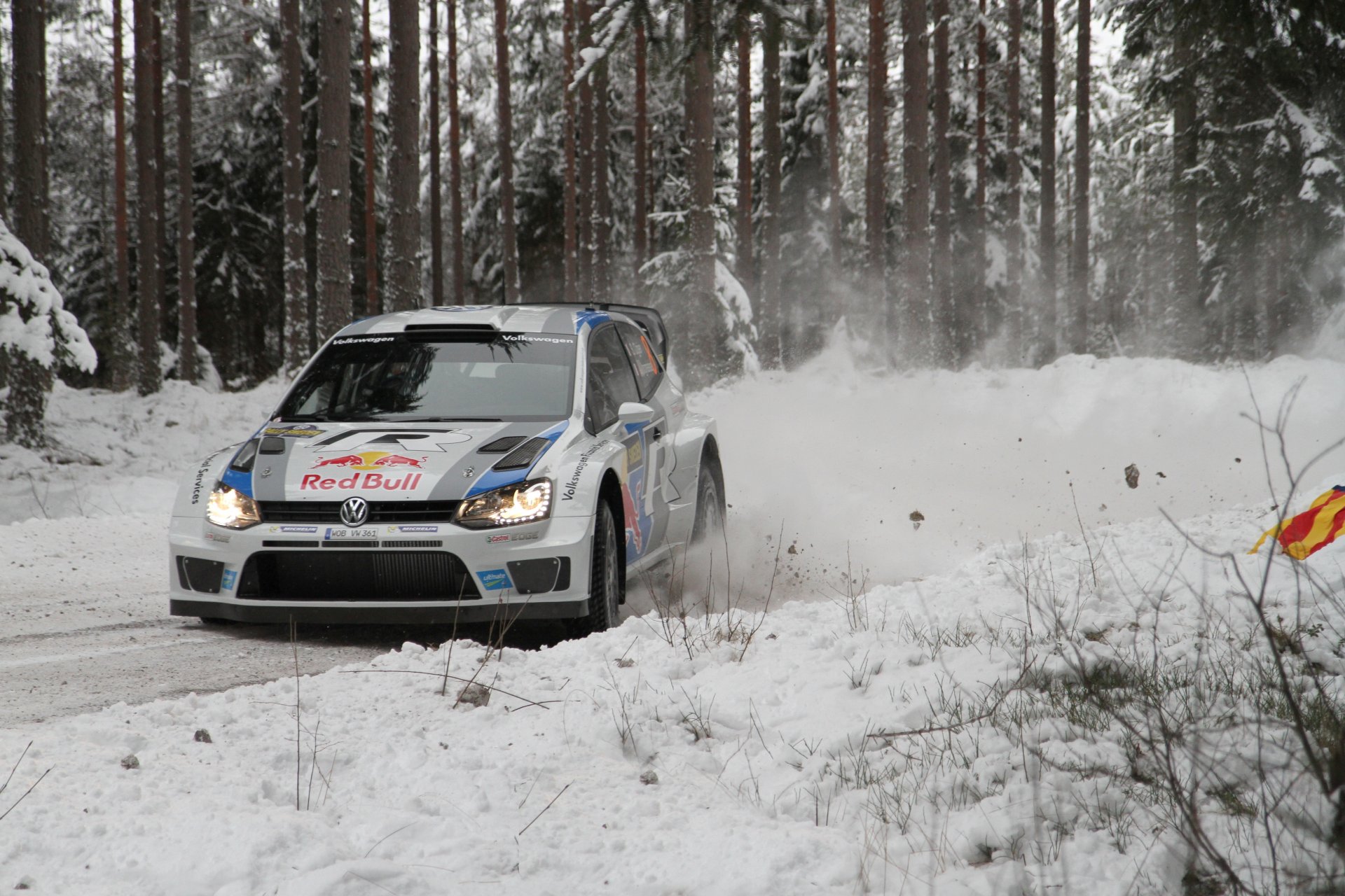 volkswagen polo wrc zlot s. ogier j. ingrassia poślizg zakręt śnieg las