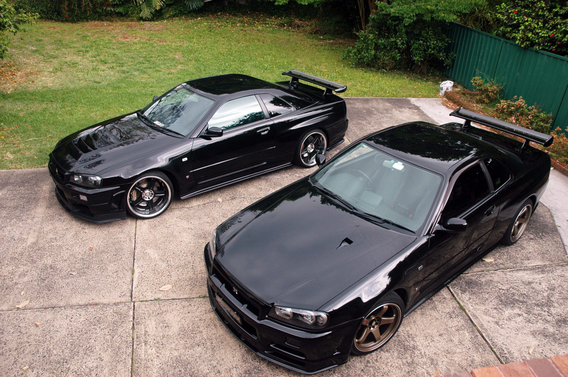 nissan horizonte gtr r34 negro frente hierba árbol nissan gtr r34 cerca