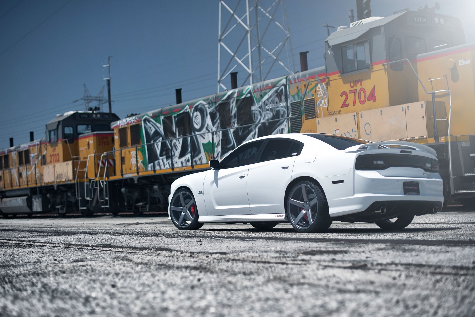 ausweichen ladegerät srt8 weiß schiene graffiti.dodge charger crt rückansicht zug graffiti stromleitung hochspannungsstütze