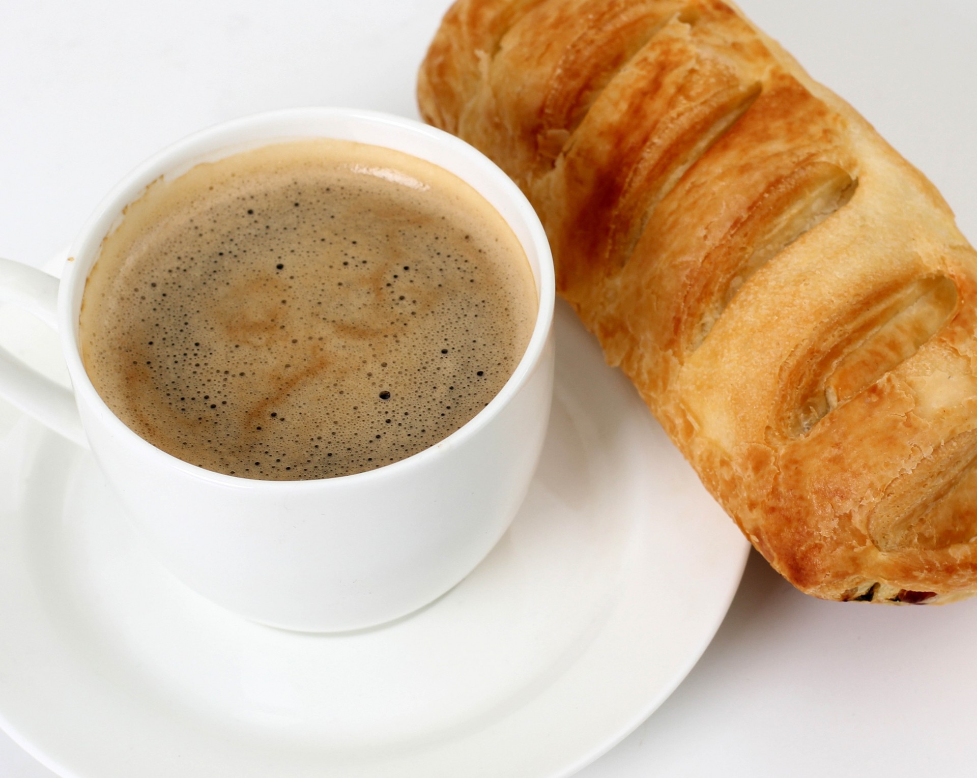 frühstück untertasse kaffee weißer hintergrund brötchen tasse