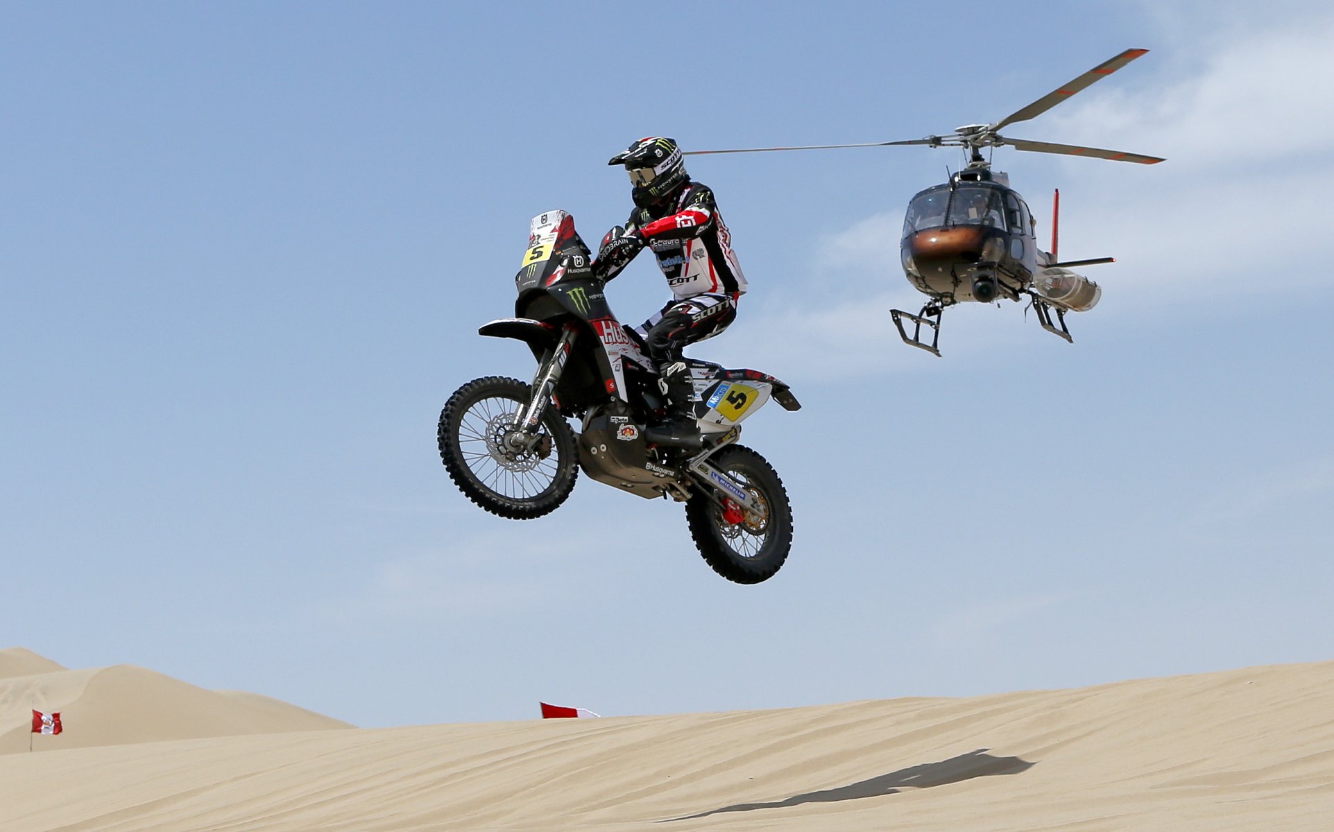 motorrad hubschrauber schweben sand dakar rennen schatten himmel