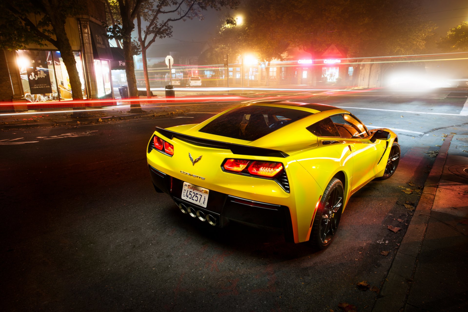 chevrolet corvette stingray coupe c7 vista trasera ciudad noche luces exposición