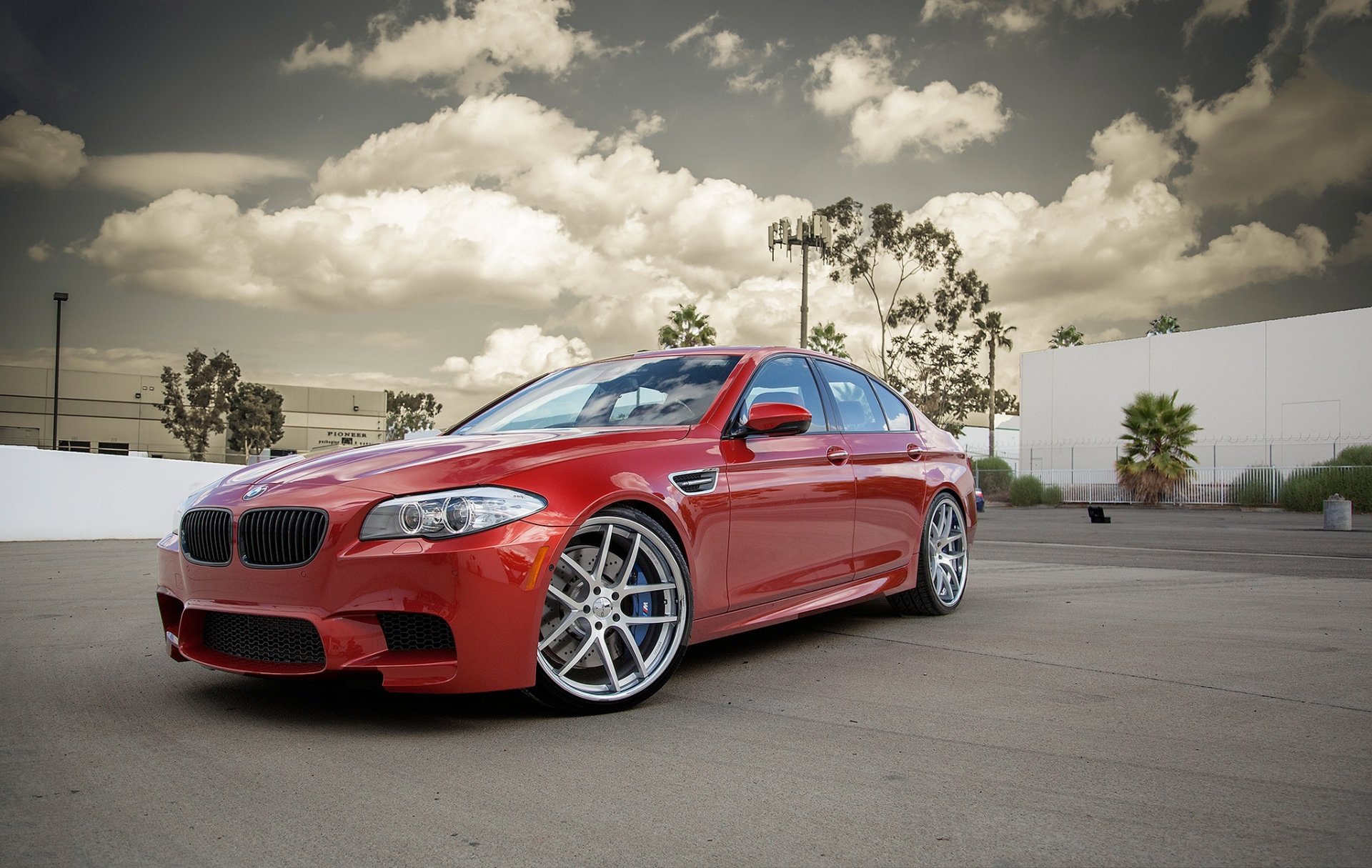 bmw m5 f10 rojo bmw rojo vista lateral edificio árboles cielo nubes