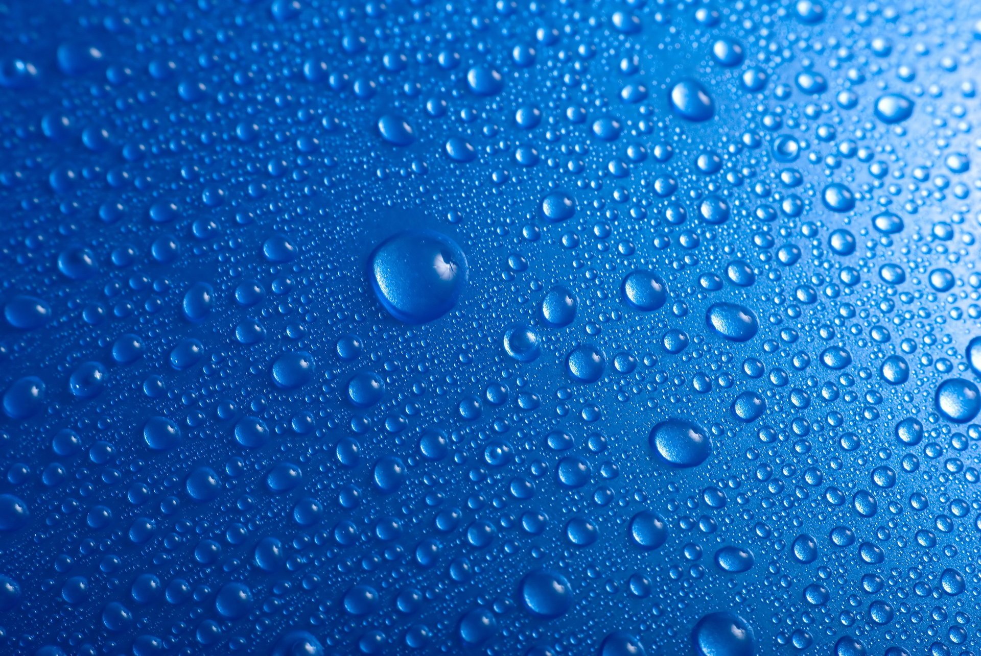 su blu gocce acqua sfondo blu