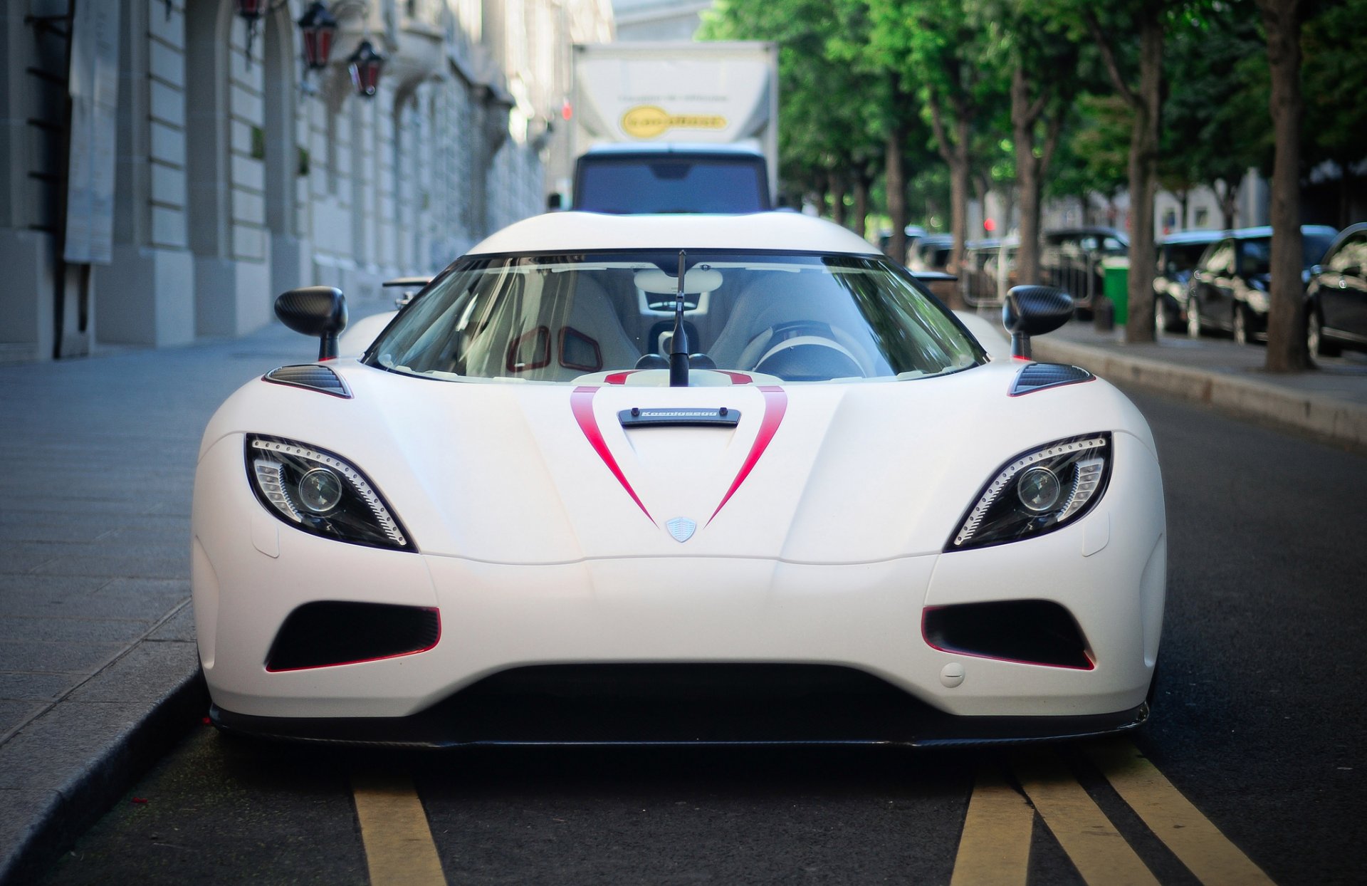 koenigsegg agera r bianco anteriore supercar albero strada auto van agera r anteriore alberi auto van