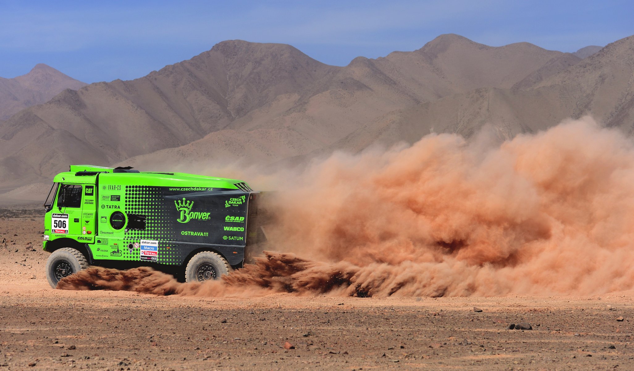 ginaf x222 x 222 green desert dust dakar rally a side view race sports truck championship heat