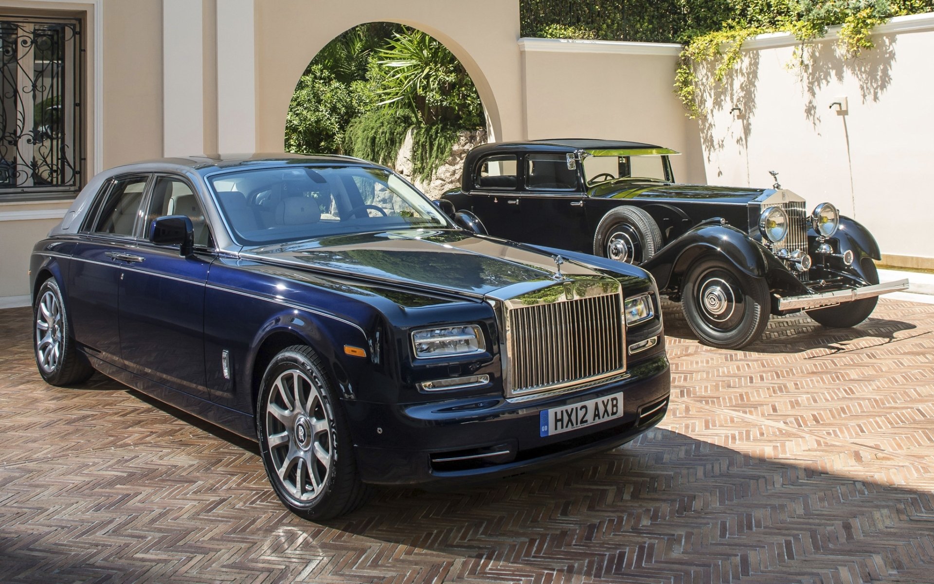 rolls-royce phantom роллс-ройс фантом седан передок лимузин старый и новый фон