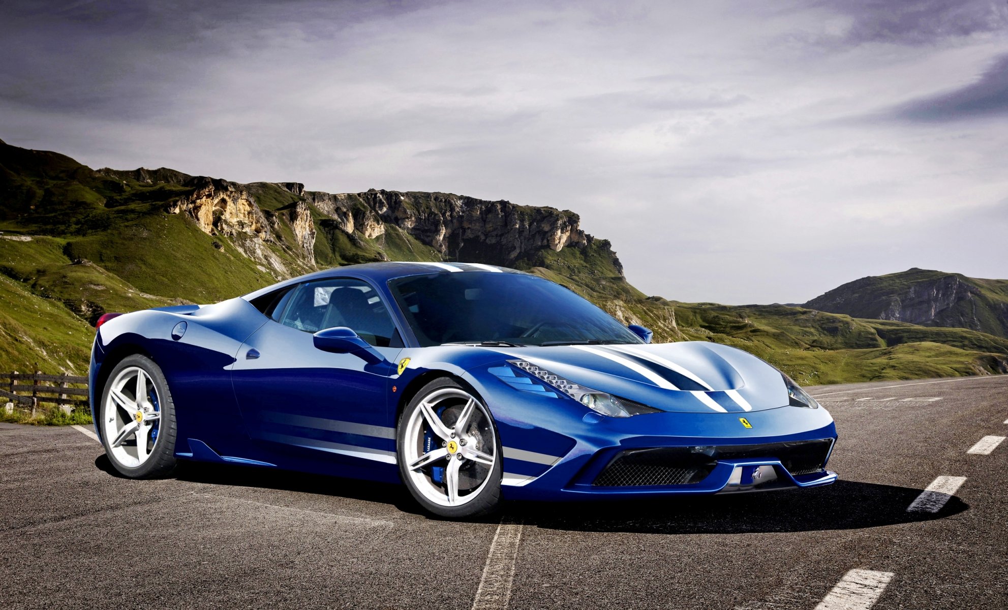 ferrari 458 speciale italia supersportwagen scheinwerfer stoßfänger vorn einstiegsflügel breiter blau-weißer streifen tuning aerodynamisch effizientes auto