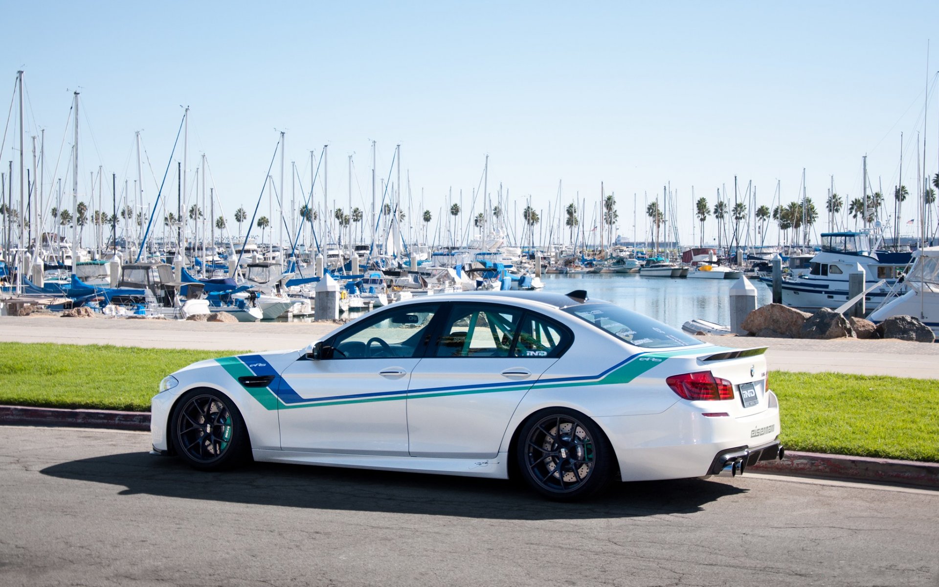 bmw m5 f10 bianco bmw vista posteriore ormeggio yacht prato cielo